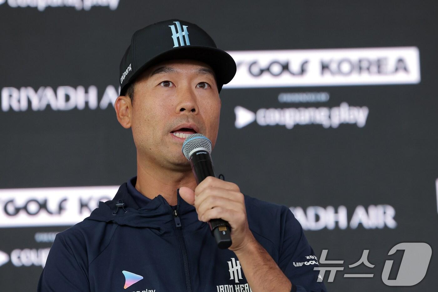 리브 골프 코리아에 나서는 &#39;아이언 헤드 GC&#39;의 캡틴 케빈 나가 30일 오전 인천 연수구 잭니클라우스 골프클럽 미디어센터에서 기자회견을 하고 있다. 2025.4.30/뉴스1 ⓒ News1 박정호 기자