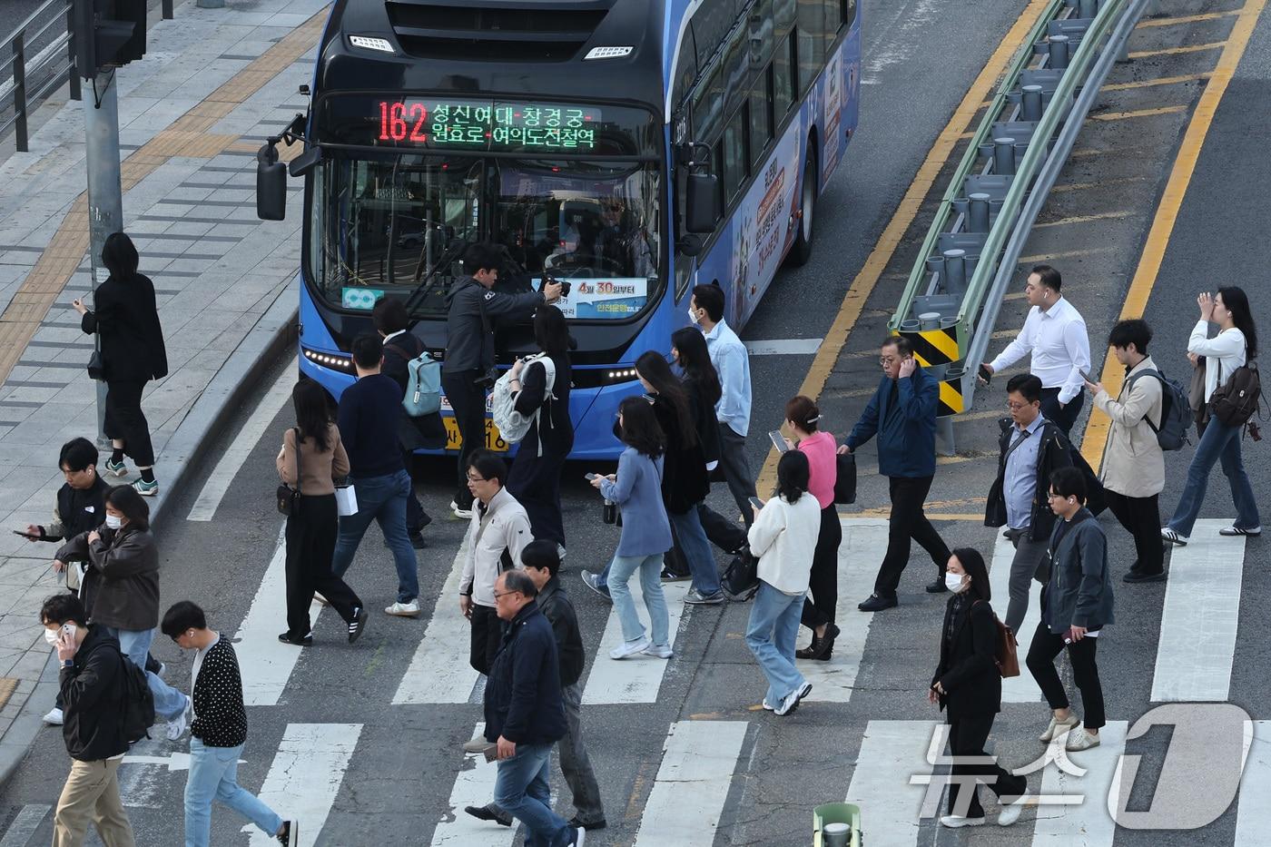 서울시 버스노조가 준법투쟁에 돌입한 30일 오전 서울역 버스환승센터에서 시민들이 버스를 이용해 출근하고 있다. 버스노조는 서울시와의 협상이 결렬되면서 이날 첫차부터 규정 준수, 안전 운행 등을 명목으로 사실상 버스를 지연 운행하는 &#39;준법투쟁&#39;에 돌입한다. 2025.4.30/뉴스1 ⓒ News1 신웅수 기자