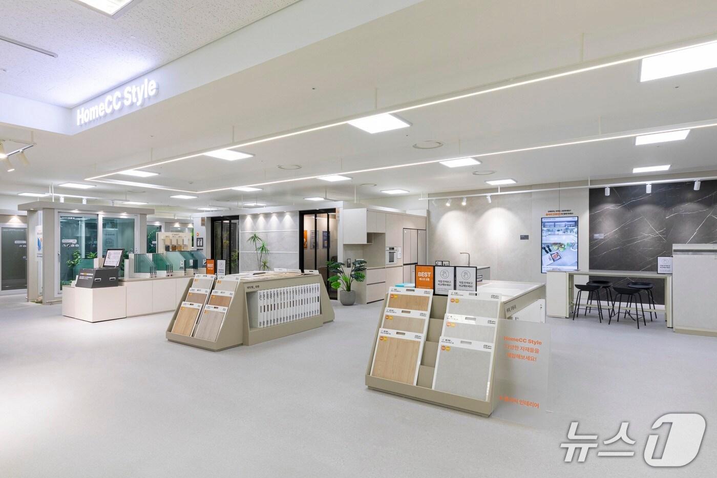 KCC글라스 '홈씨씨 인천점'이 홈리모델링관을 오픈했다. 사진은 '홈씨씨 스타일' 섹션 (KCC글라스 제공)