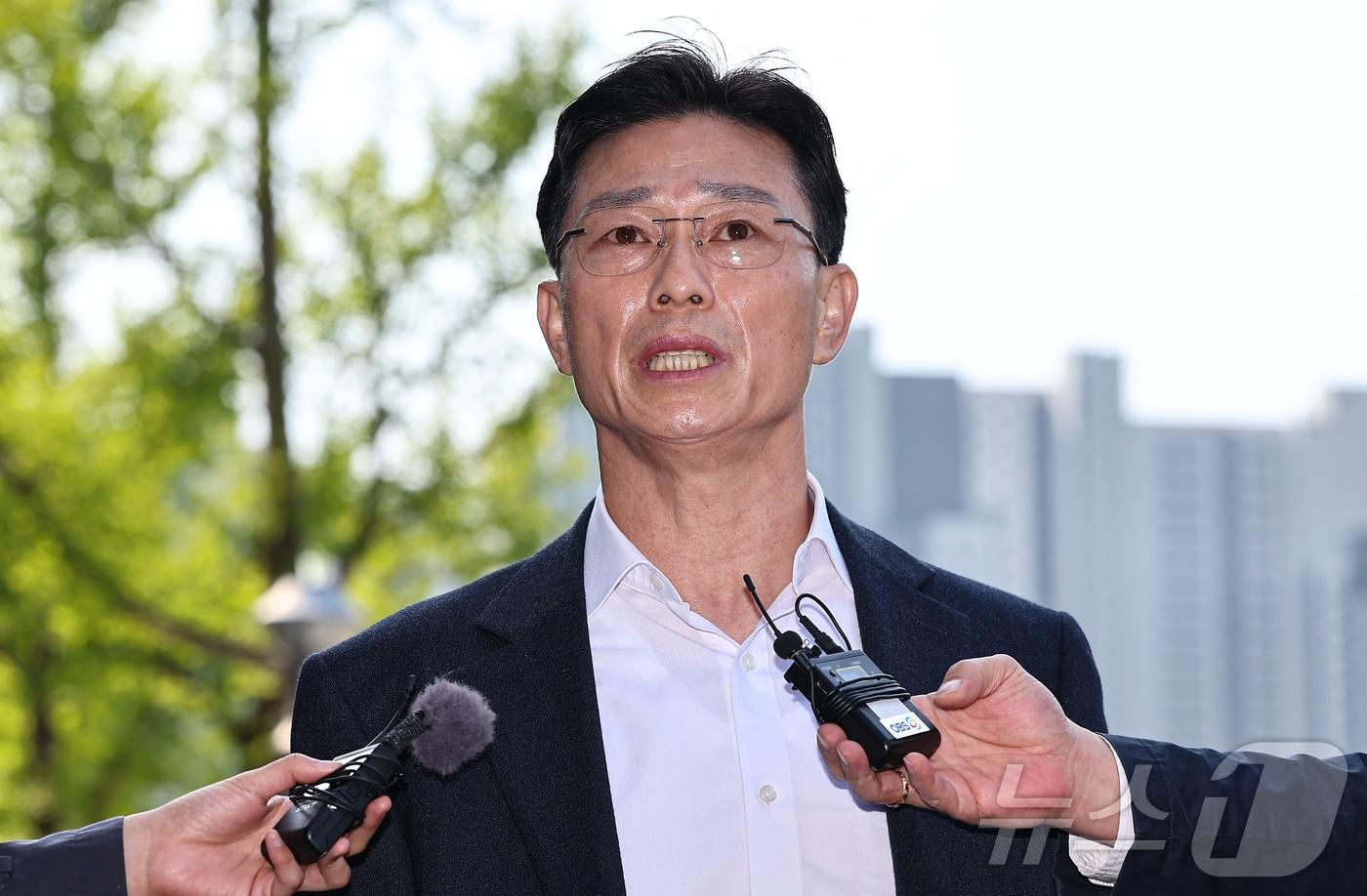 임성근 전 해병대 1사단장이 해병대 채상병 순직사건 외압 의혹 관련 수사 포렌식 참관을 위해 30일 경기 과천 고위공직자범죄수사처&#40;공수처&#41;에 들어서며 취재진 질문에 답하고 있다. 2025.4.30/뉴스1 ⓒ News1 김도우 기자