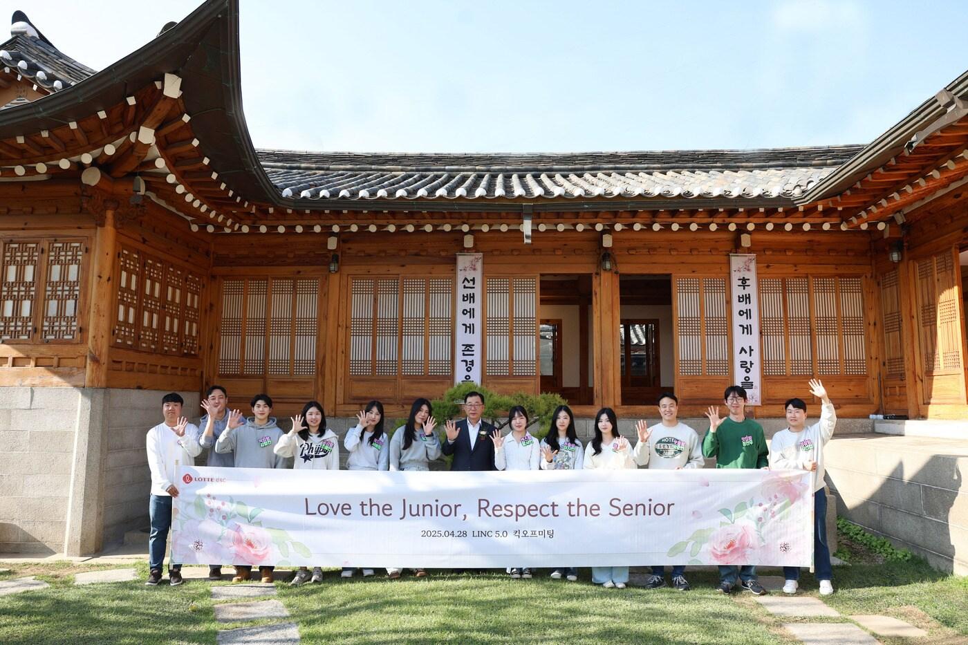 본문 이미지 - 박현철 롯데건설 부회장이 주니어보드 5기 구성원들과 기념사진을 찍고 있다. /롯데건설 제공