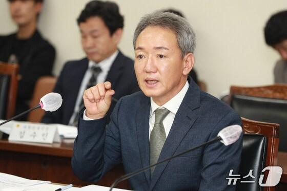 본문 이미지 - 신규식 충북테크노파크 원장 후보자가 23일 충북도의회 인사청문특별위원회에서 위원들의 질문에 답하고 있다. (도의회 제공. 재판매 및 DB금지)