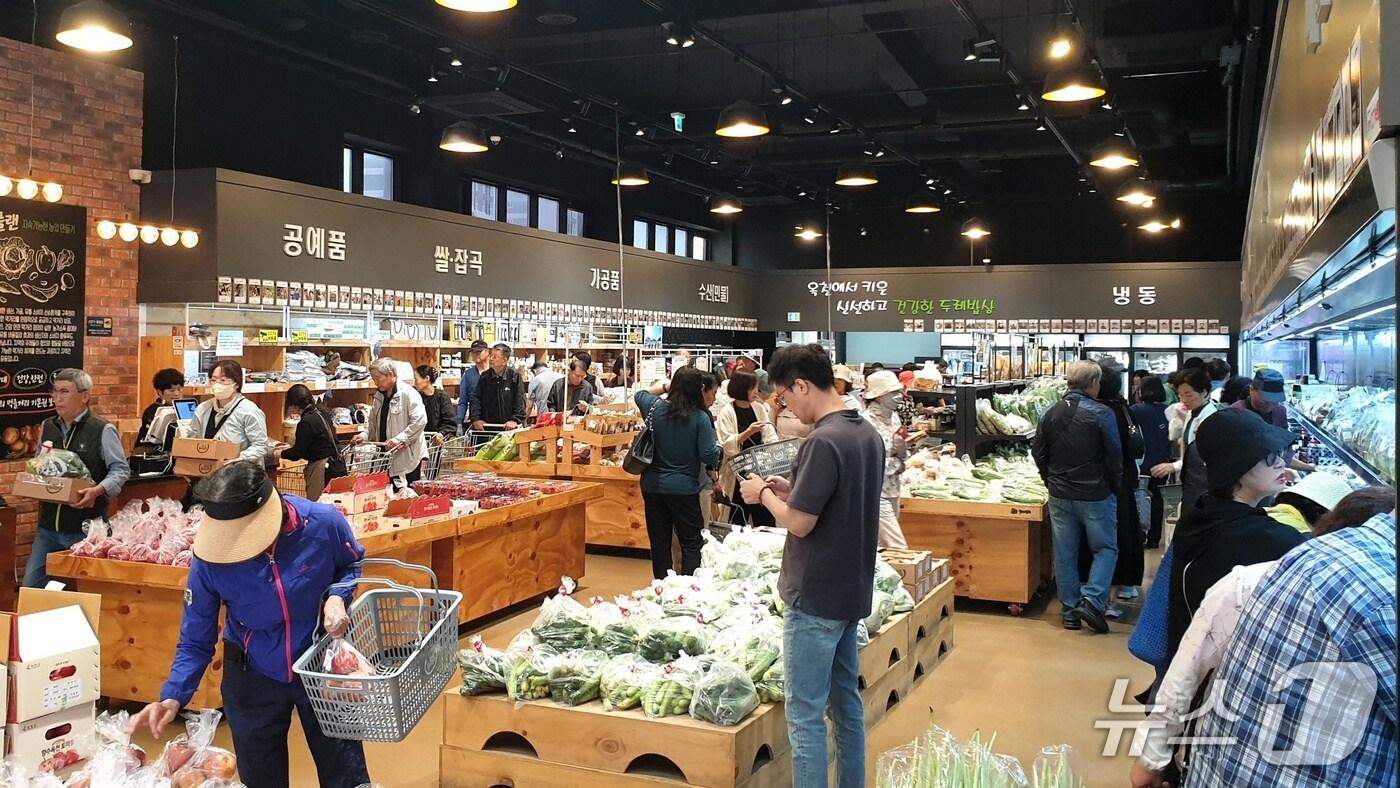 본문 이미지 - 옥천로컬푸드직매장 내부 모습 (옥천군 제공. 재판매 및 DB금지) /뉴스1 