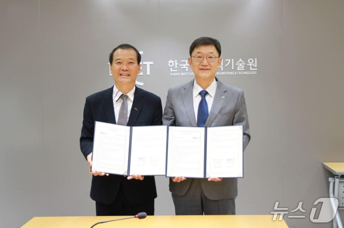 본문 이미지 - 김성만 한국섬유개발연구원장(왼쪽)과 정연길 한국세라믹기술원장이 기술 발전 촉진을 위한 업무협약을 체결한 뒤 협약서를 펼쳐 보이고 있다.(섬유개발연구원 제공. 재판매 및 DB 금지)