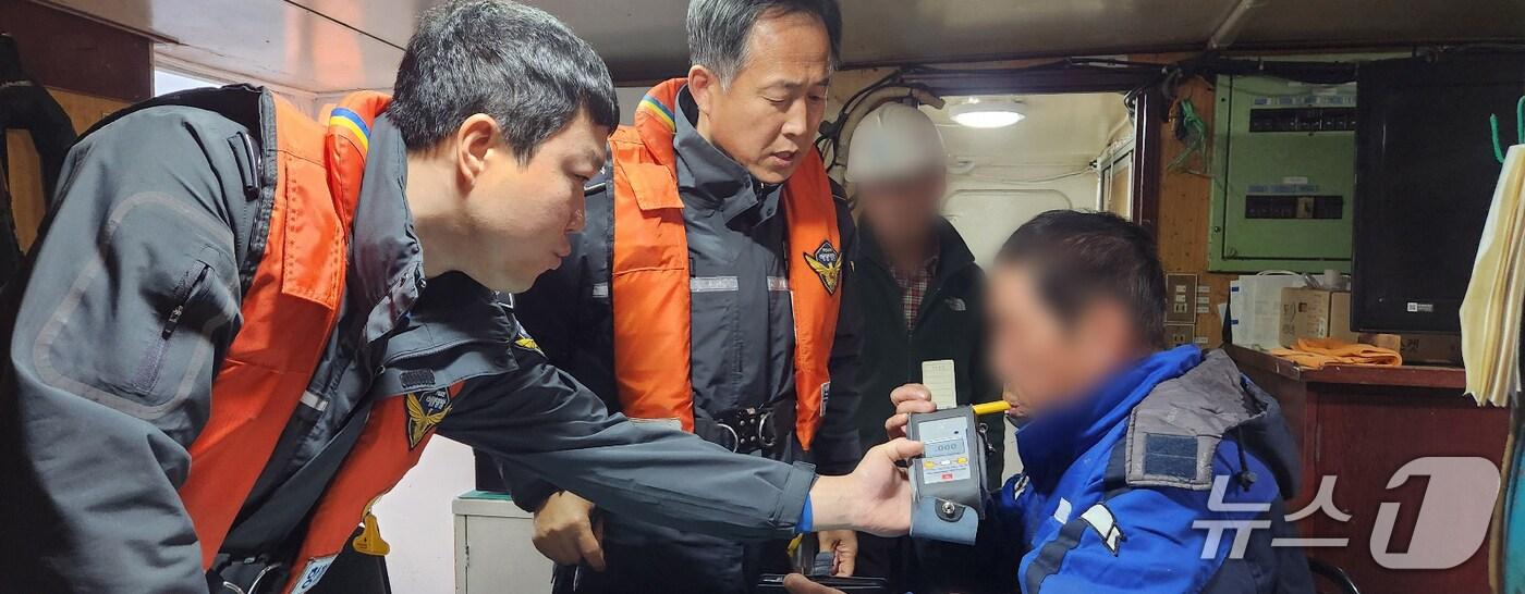 해경이 음주운항 단속을 하고 있다.(남해해경청 제공)
