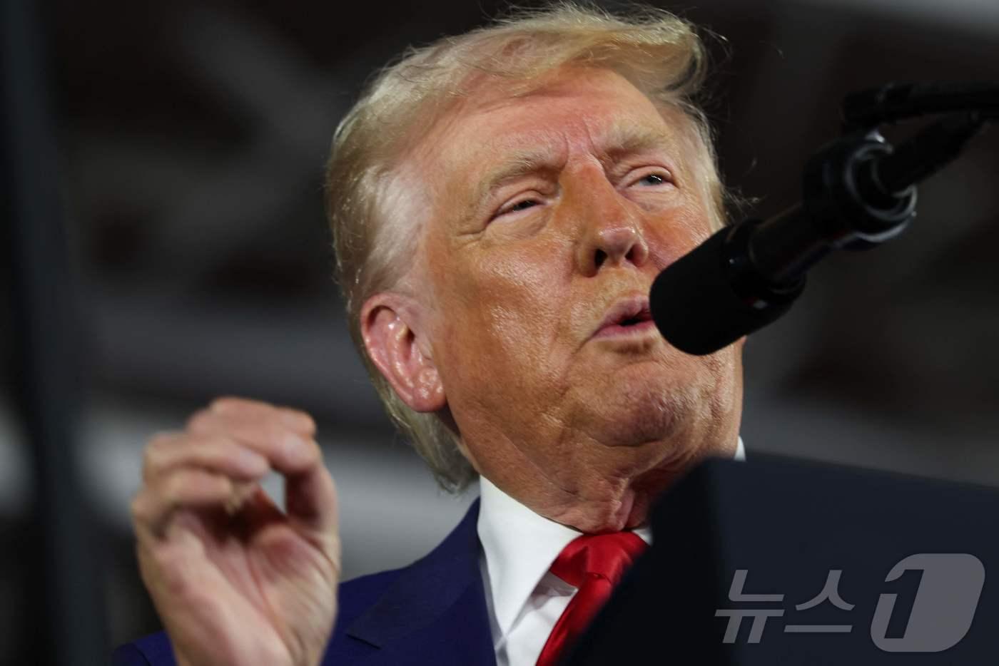 본문 이미지 - 도널드 트럼프 미국 대통령이 29일(현지시간) 미시간주 워런의 머콤 카운티에서 열린 취임 100일 기념 행사서 가진 연설서 "우리나라 역사상 그 어느 행정부보다 가장 성공적인 첫 100일＂이라고 말하고 있다. 2025.04.30 ⓒ AFP=뉴스1 ⓒ News1 우동명 기자