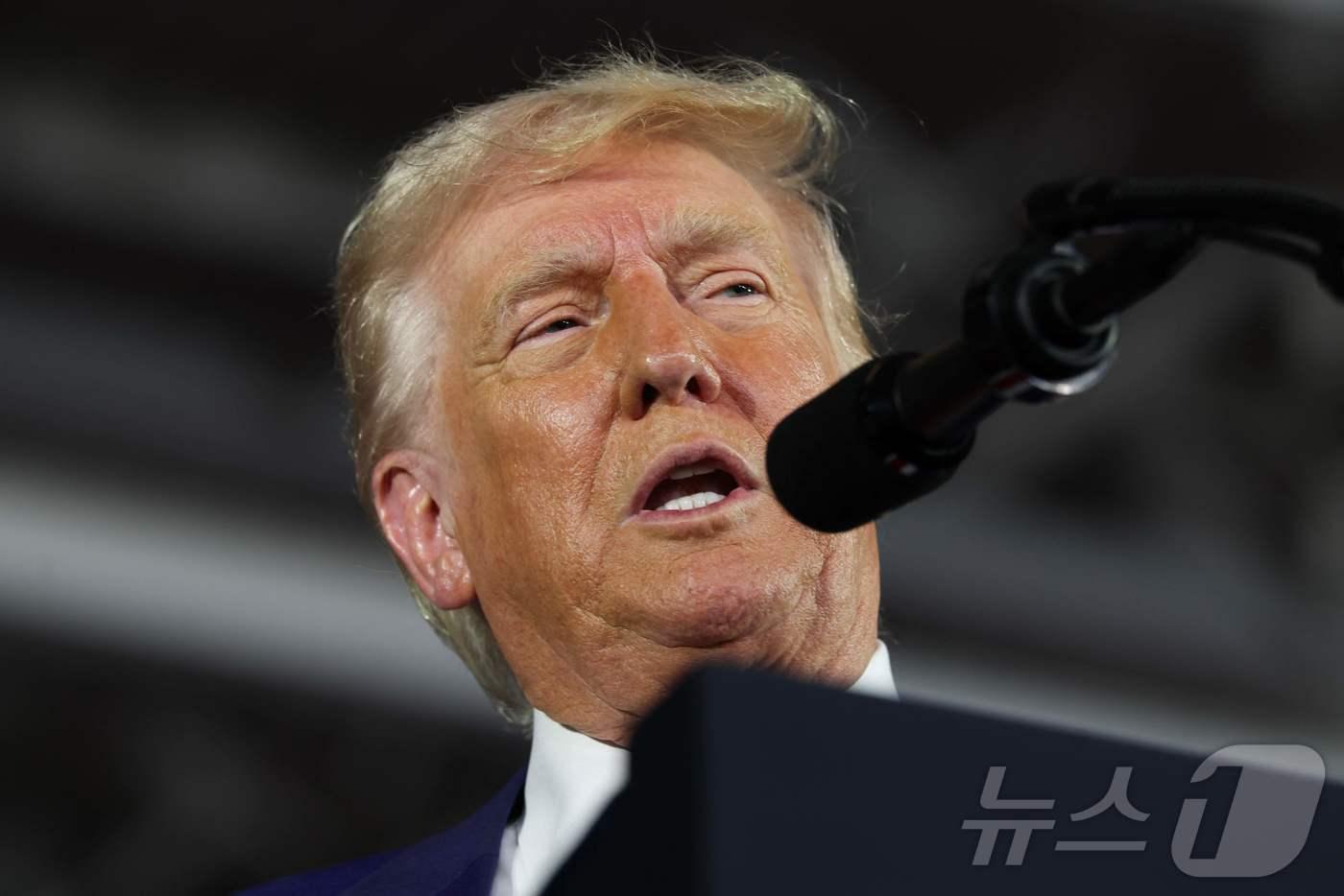 도널드 트럼프 미국 대통령이 29일&#40;현지시간&#41; 미시간주 워런의 머콤 카운티에서 열린 취임 100일 기념 행사서 가진 연설서 &#34;관세 정책 때문에 전 세계에서 여기에 와 공장을 열고 있다＂고 말하고 있다. 2025.04.30 ⓒ AFP=뉴스1 ⓒ News1 우동명 기자