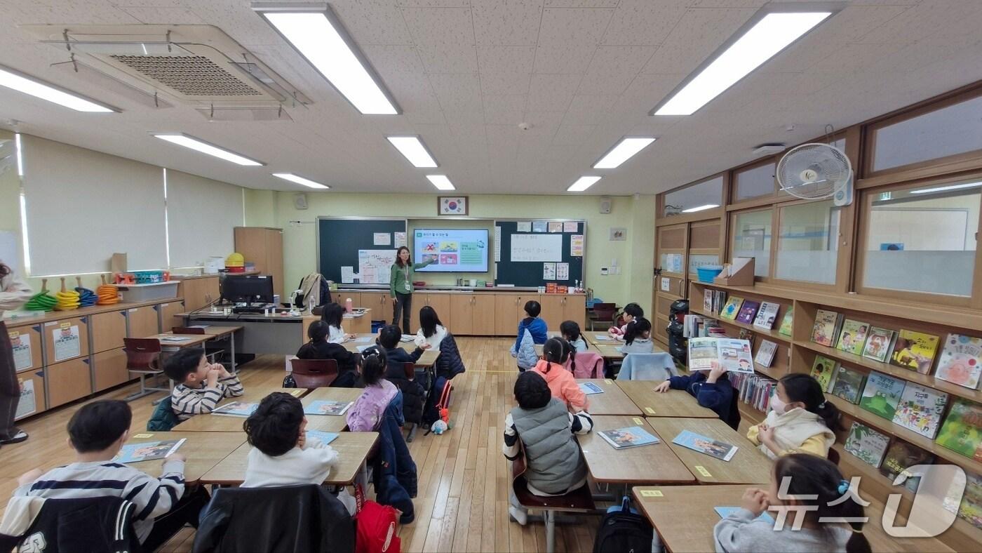 본문 이미지 - 교보생명은 '푸름이 이동환경교실'을 통해 올해 연말까지 전국 초등∙중학생 2만5000명을 대상으로 찾아가는 환경교육을 진행한다고 30일 밝혔다./사진제공=교보생명