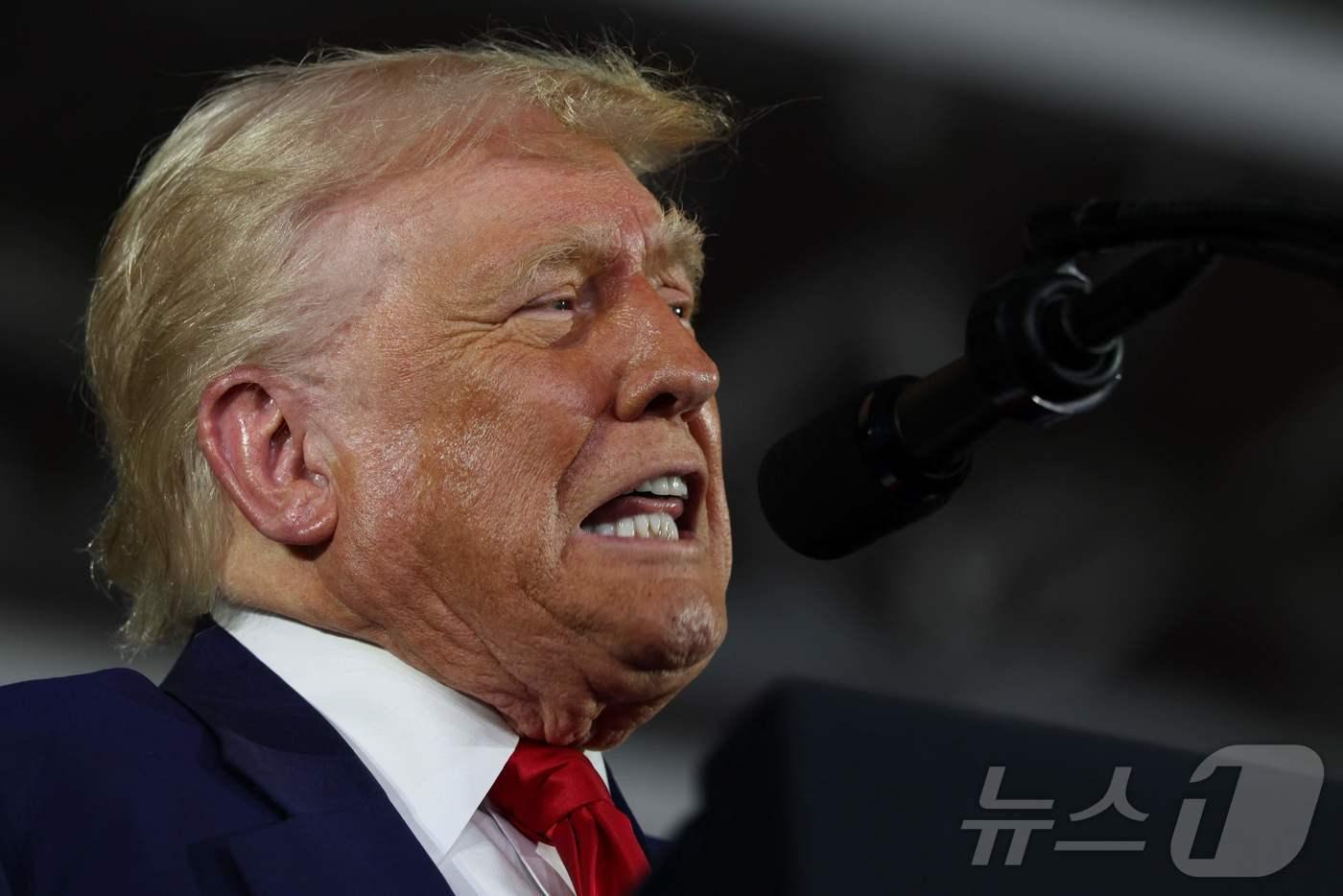 본문 이미지 - 도널드 트럼프 미국 대통령이 29일(현지시간) 미시간주 워런의 머콤 카운티에서 열린 취임 100일 기념 행사서 가진 연설서 "관세 협상이 너무 오래 걸리면 그냥 가격을 정하겠다＂고 말하고 있다. 2025.04.30 ⓒ AFP=뉴스1 ⓒ News1 우동명 기자