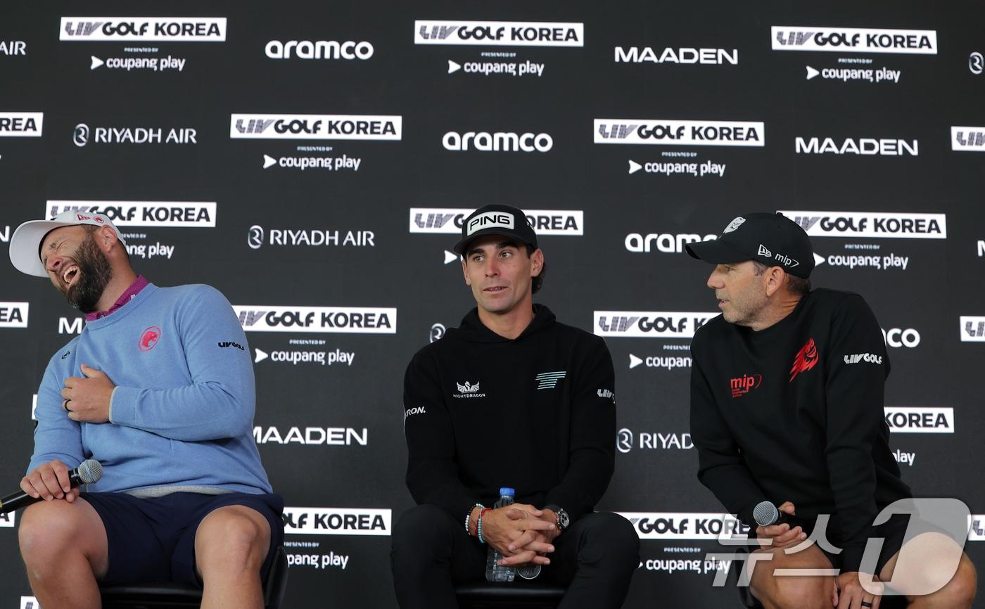 리브 골프 코리아에 나서는 레기온 13의 존 람(왼쪽부터)과 토크 GC의 호아킨 니만, 파이어볼스 GC의 세르히오 가르시아가 30일 오전 인천 연수구 잭니클라우스 골프클럽 미디어센터에서 열린 기자회견에서 대화를 나누고 있다. 2025.4.30/뉴스1 ⓒ News1 박정호 기자