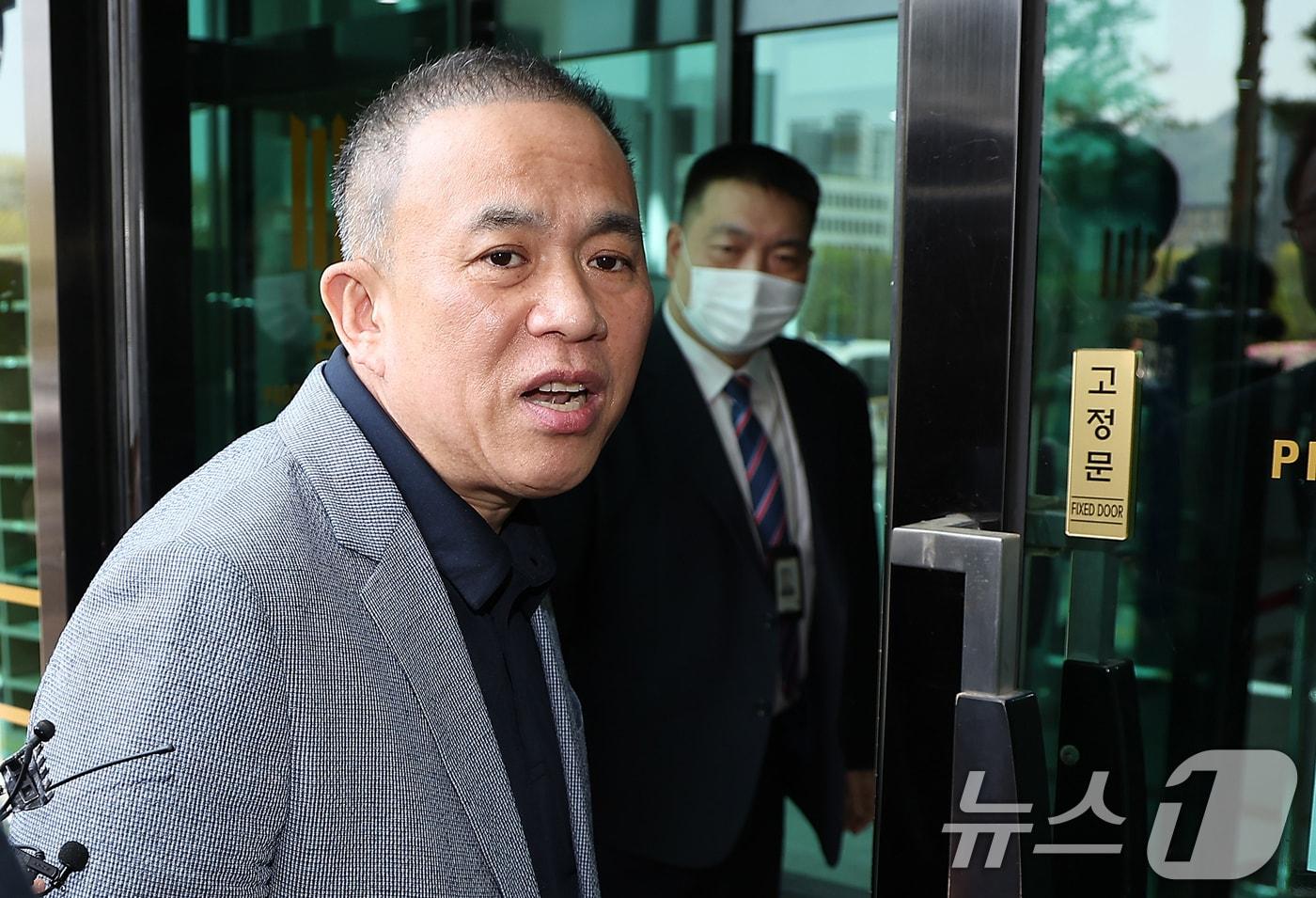 윤석열 전 대통령 부부 공천 개입 의혹의 핵심 인물인 명태균 씨가 30일 오전 검찰 조사를 받기 위해 서울 서초구 서울고검 청사로 출석 중 취재진 질문에 답변하고 있다. 2025.4.30/뉴스1 ⓒ News1 김진환 기자