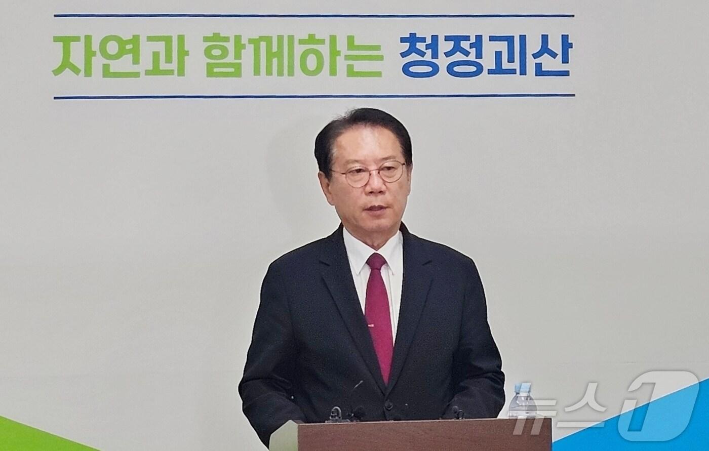 30일 송인헌 충북 괴산군수가 군청에서 기자회견을 열고 괴산댐 월류 피해에 대한 한국수력원자력의 책임있는 조치를 촉구하고 있다.2025.4.30.ⓒ 뉴스1 2025.4.30/뉴스1 ⓒ News1 이성기 기자