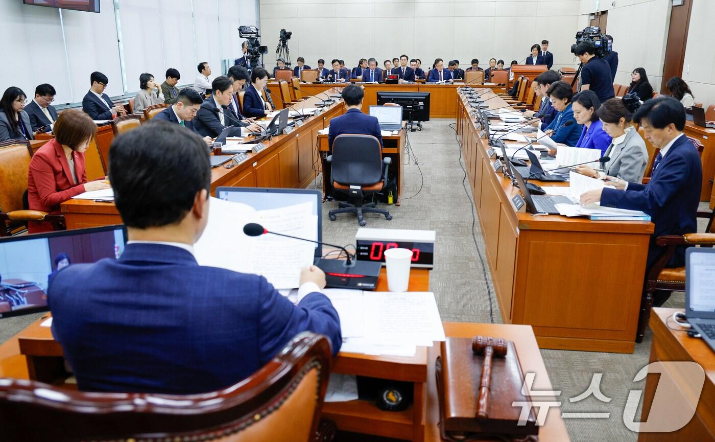 30일 서울 여의도 국회에서 열린 연금개혁 특별위원회 제2차 전체회의에서 윤영석 위원장과 여야 위원들이 보건복지부 업무보고를 듣고 있다. 2025.4.30/뉴스1 ⓒ News1 안은나 기자