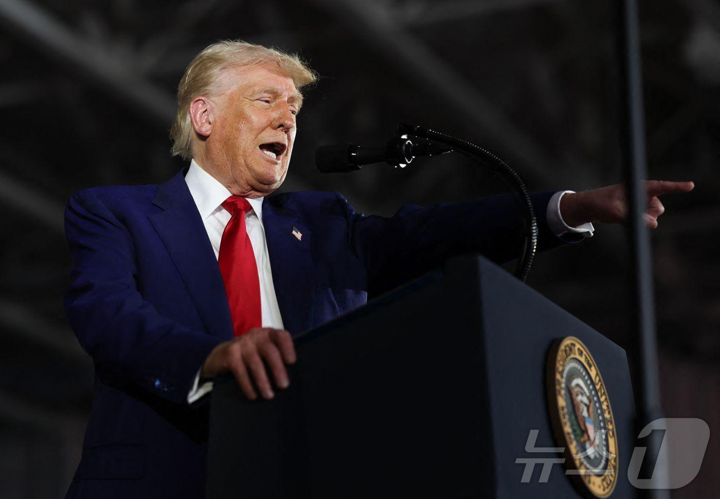 도널드 트럼프 미국 대통령이 29일(현지시간) 미시간주 워런의 머콤 카운티에서 열린 취임 100일 기념 행사서 가진 연설서 "난 제롬 파월 연준 의장 보다 금리에 대해 훨씬 많이 안다＂고 말하고 있다. 2025.04.30 ⓒ AFP=뉴스1 ⓒ News1 우동명 기자