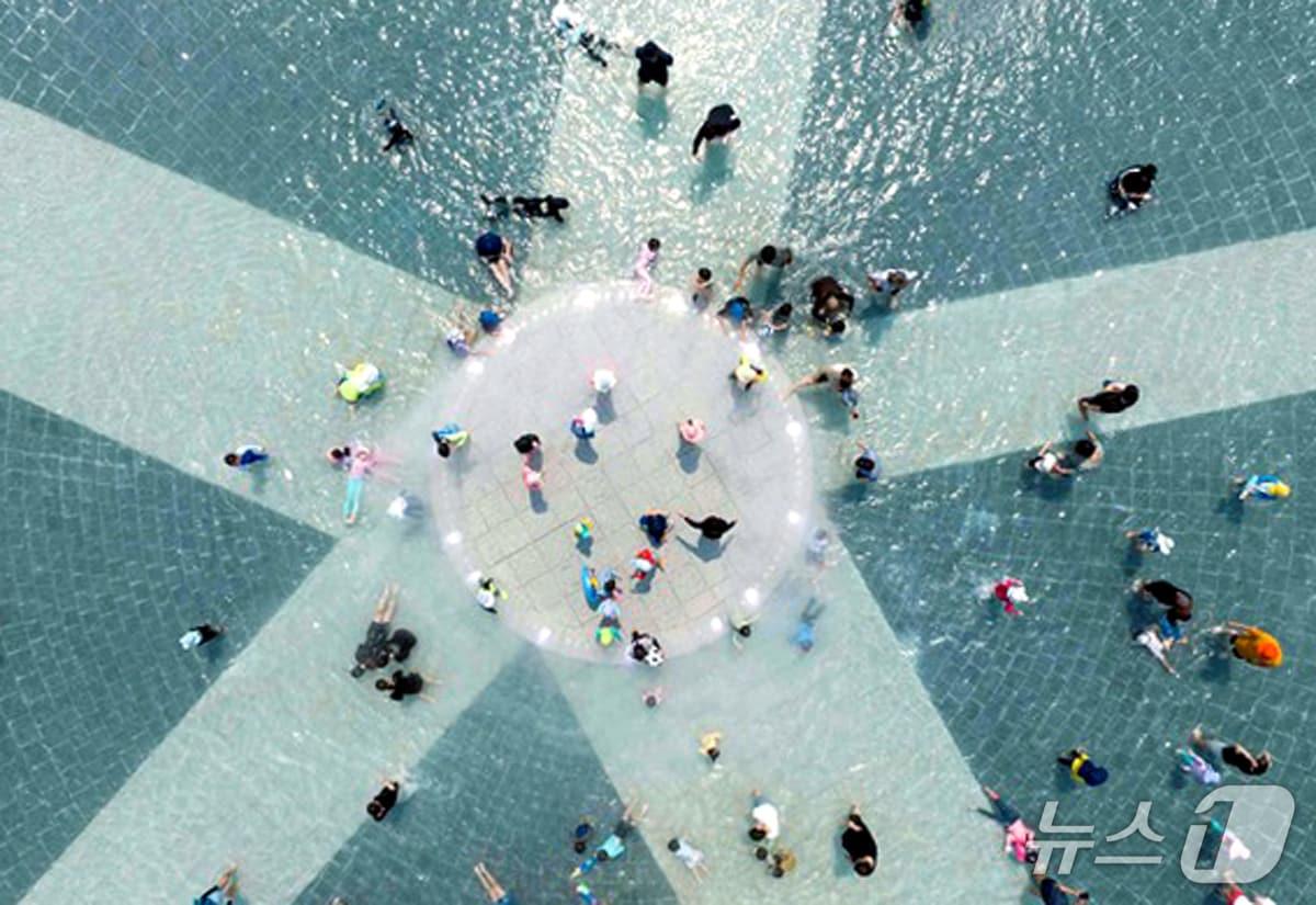 본문 이미지 - 홍성군은 어린이날 연휴를 맞아 오는 3일부터 6일까지 남당항을 찾는 가족단위 방문객들이 증가할 것으로 예상하며 남당항 해양분수공원 음악분수 운영 일정을 일부 조정해 운영한다고 밝혔다. (홍성군 제공. 재판매 및 DB 금지) 2025.5.1/뉴스1