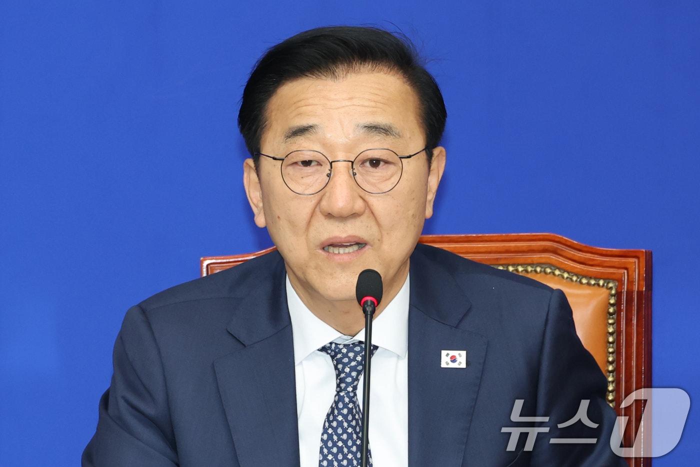 김윤덕 더불어민주당 사무총장이 30일 오전 서울 여의도 국회에서 중앙선거대책위원회 구성 발표를 하고 있다. 총괄선대위원장은 윤여준 전 환경부 장관과 박찬대 당 대표 직무대행 원내대표, 노무현 정부 첫 법무부 장관인 강금실 전 장관, 정은경 전 질병관리청장, 김부겸 전 국무총리, 김동명 한국노총 위원장, 김경수 전 경남도지사 등 7명이 맡는다. 윤 전 장관과 박 직무대행은 상임 총괄선대위원장직을 수행한다. 2025.4.30/뉴스1 ⓒ News1 이광호 기자