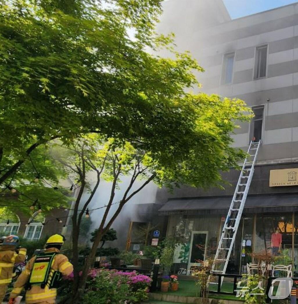 본문 이미지 - 화재 현장.&#40;경기도소방재난본부 제공, 재판매 및 DB 금지&#41;