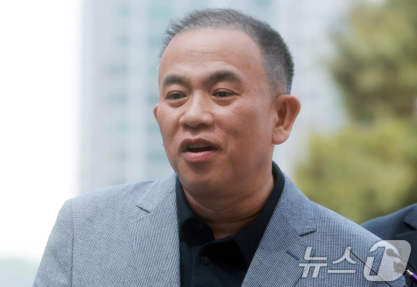 윤석열 전 대통령 부부 공천 개입 의혹의 핵심 인물인 명태균 씨가 30일 오전 검찰 조사를 받기 위해 서울 서초구 서울고검 청사로 출석하며 취재진의 질문에 미소를 지으며 답하고 있다. 2025.4.30/뉴스1 ⓒ News1 김진환 기자