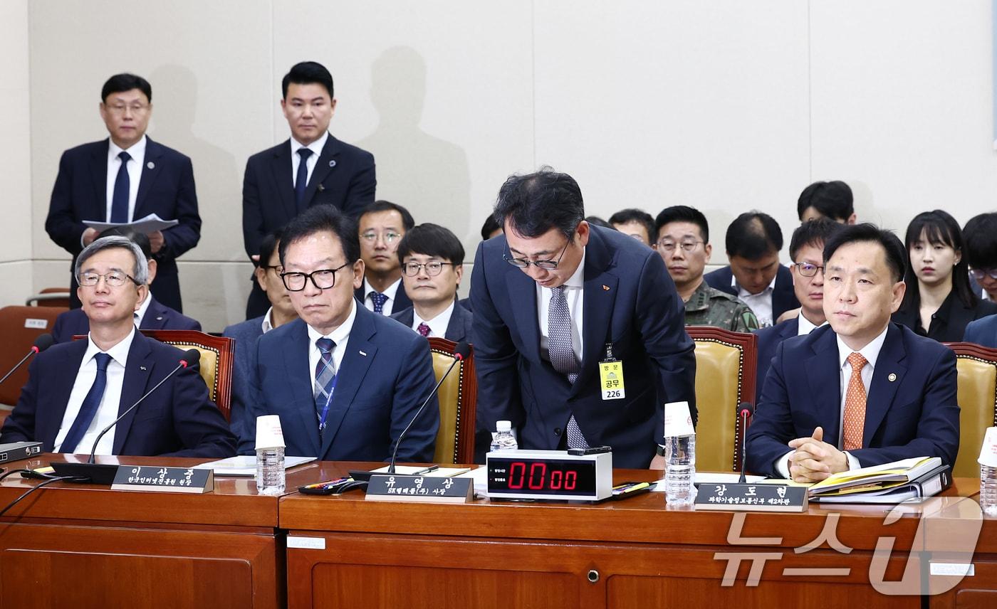 유영상 SKT 대표이사가 30일 오전 서울 여의도 국회 과학기술정보방송통신위원회에서 열린 YTN 등 방송·통신 분야 청문회에 출석해 인사하고 있다. 2025.4.30/뉴스1 ⓒ News1 김민지 기자