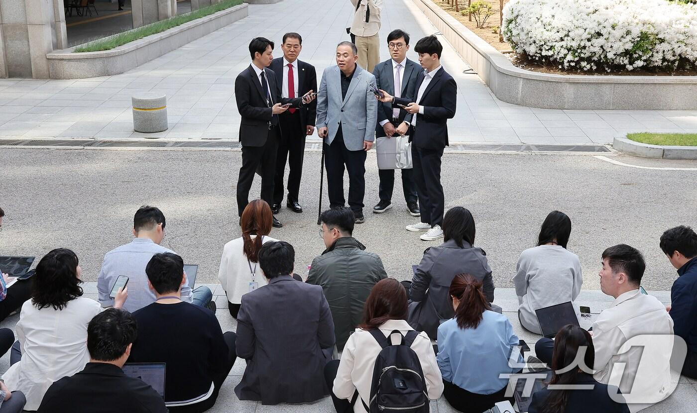 윤석열 전 대통령 부부 공천 개입 의혹의 핵심 인물인 명태균 씨가 30일 오전 검찰 조사를 받기 위해 서울 서초구 서울고검 청사로 출석하며 취재진의 질문에 답하고 있다. &#40;사진은 기사 내용과 무관함&#41; 2025.4.30/뉴스1 ⓒ News1 김진환 기자