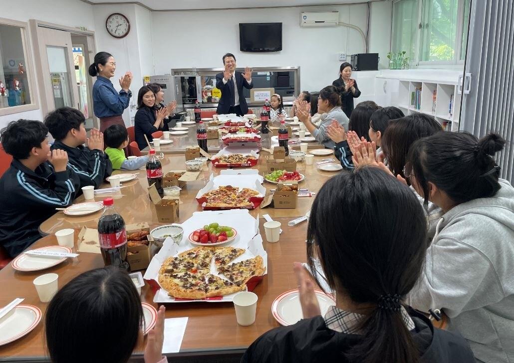 본문 이미지 -  29일 어린이날을 앞두고 서울 노원구 삼정지역아동센터를 방문한 이주태 남북하나재단 이사장 직무대행(가운데)이 탈북 아동 및센터 관계자들을 격려했다. (남북하나재단 제공)