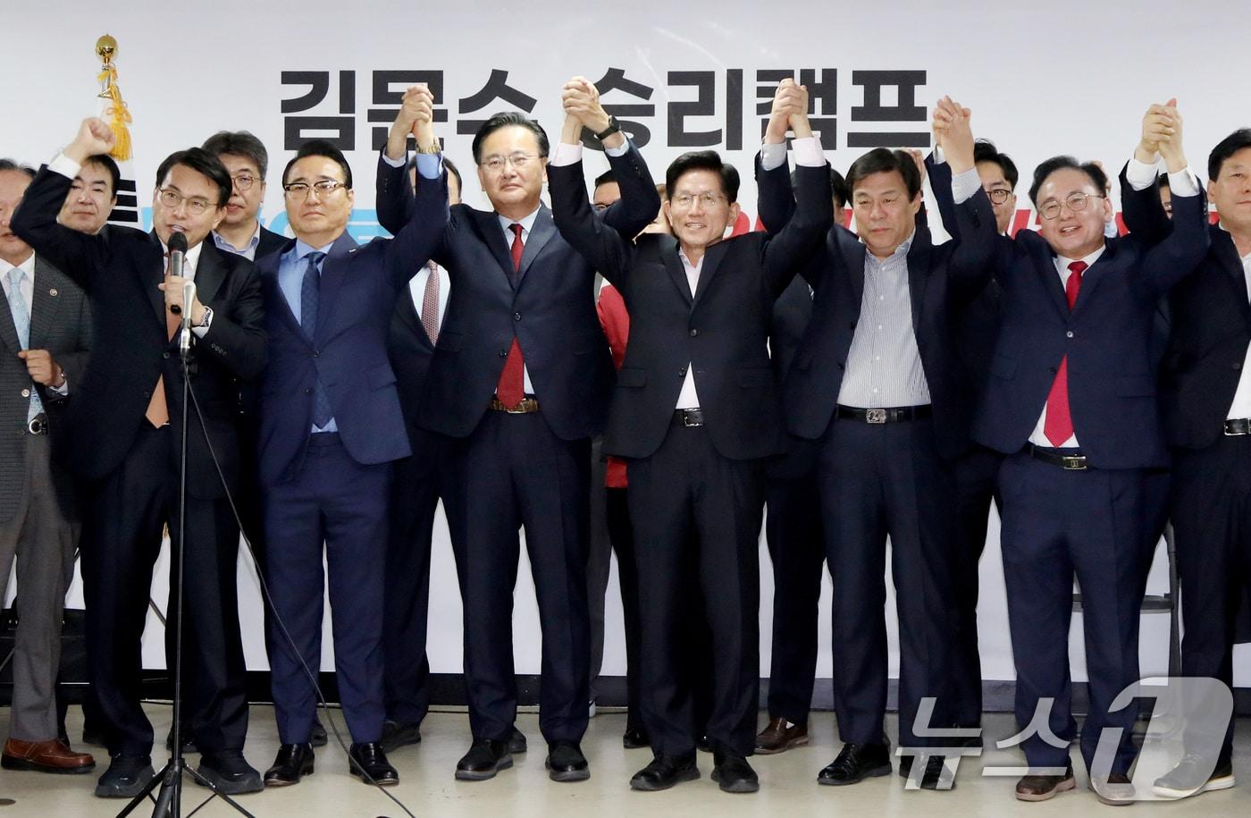 김문수 국민의힘 제21대 대통령 선거 경선 후보가 30일 오전 지지 선언을 위해 서울 여의도 캠프 사무실을 찾은 홍준표 전 대구시장 경선 캠프 소속 의원들과 손을 맞잡고 있다.&#40;김문수 캠프 제공. 재판매 및 DB 금지&#41; 2025.4.30/뉴스1