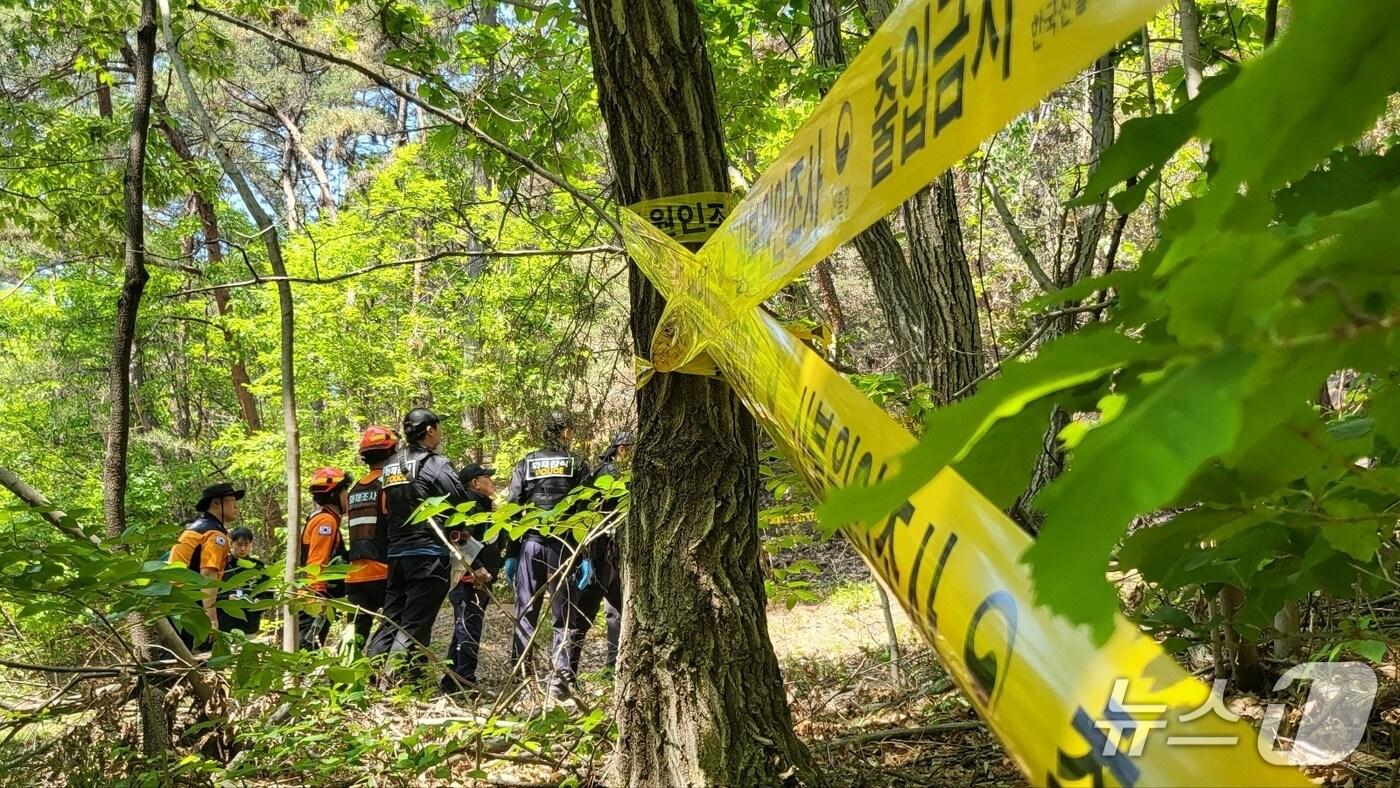 본문 이미지 - 30일 오전 국립산림과학원과 경찰 등이 대구 북구 노곡동 함지산에서 발생한 산불의 원인을 밝히기 위해 발화 추정 지점에서 합동감식을 벌였다.2025.4.30/뉴스1 ⓒ News1 이성덕 기자