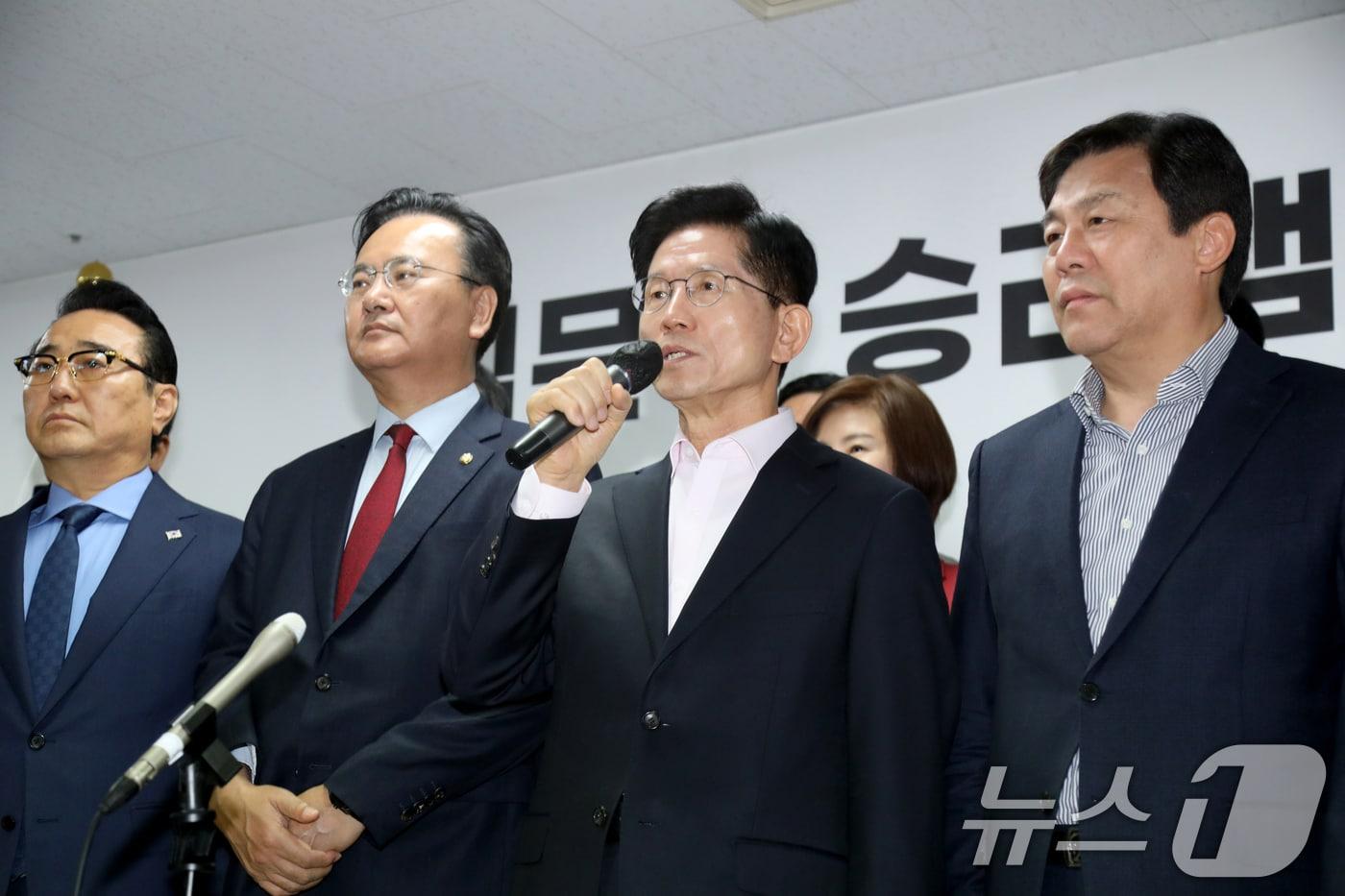 김문수 국민의힘 제21대 대통령 선거 경선 후보가 30일 오전 서울 여의도 캠프 사무실을 찾아 지지선언을 한 홍준표 전 대구시장 경선 캠프 소속 의원들과의 자리에서 발언하고 있다.&#40;김문수 캠프 제공. 재판매 및 DB 금지&#41; 2025.4.30/뉴스1