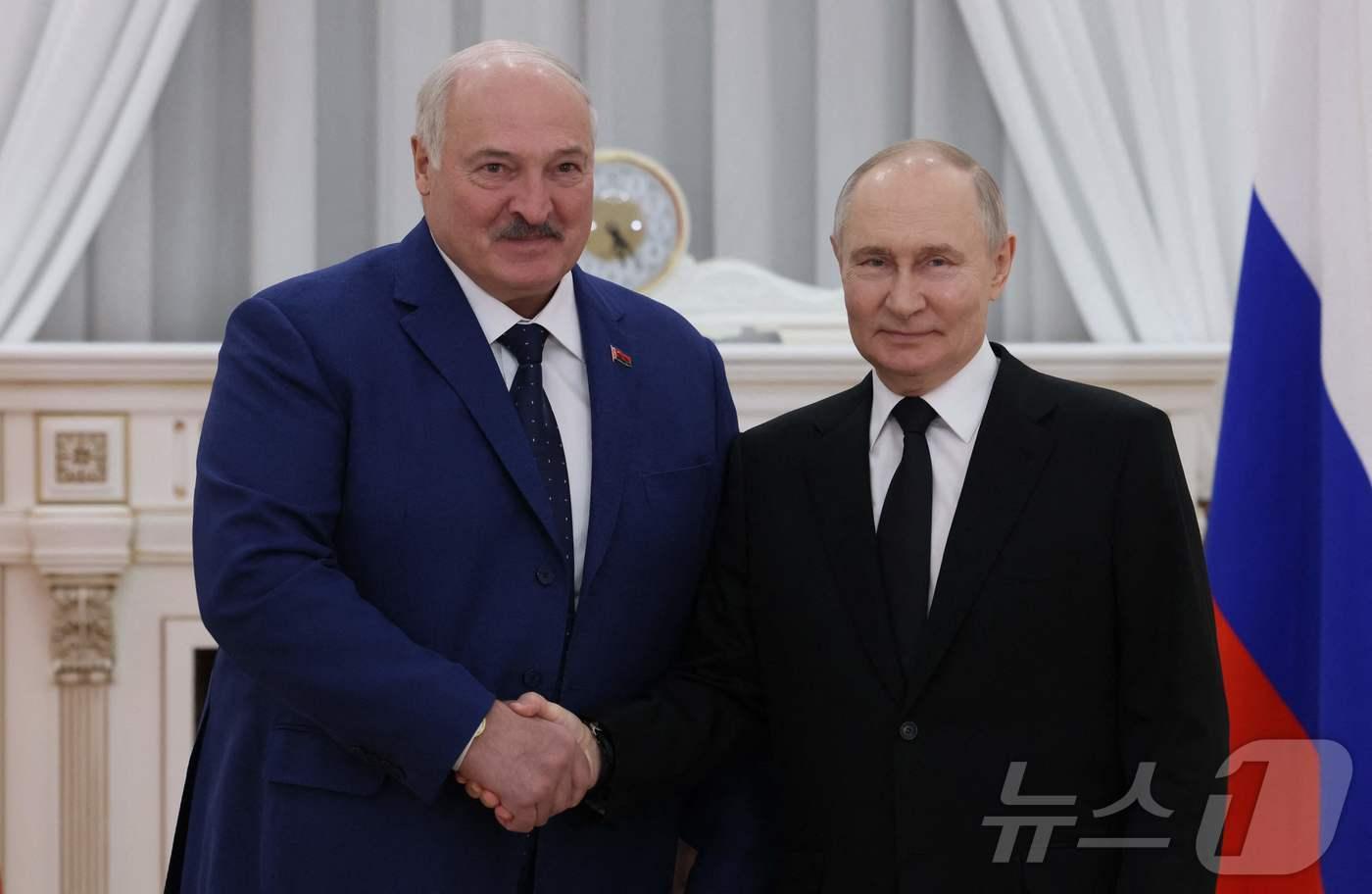 블라디미르 푸틴 러시아 대통령이 29일&#40;현지시간&#41; 볼고그라드에서 열린 &#39;위대한 유산-공동의 미래&#39; 포럼에 참석 후 알렉산드르 루카셴코 벨라루스 대통령과 만나 악수를 하고 있다. 2025.04.30 ⓒ AFP=뉴스1 ⓒ News1 우동명 기자