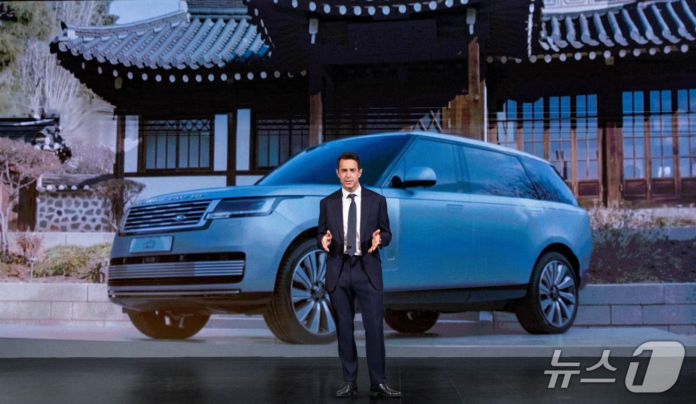 본문 이미지 -  로빈 콜건 재규어랜드로버(JLR) 코리아 대표가 30일 오전 서울 중구 포시즌스 호텔 서울에서 기자간담회를 열고 고객 소유 경험을 혁신하는 미래 전략인 '원(One) 전략'을 발표했다.(JLR 코리아 제공)