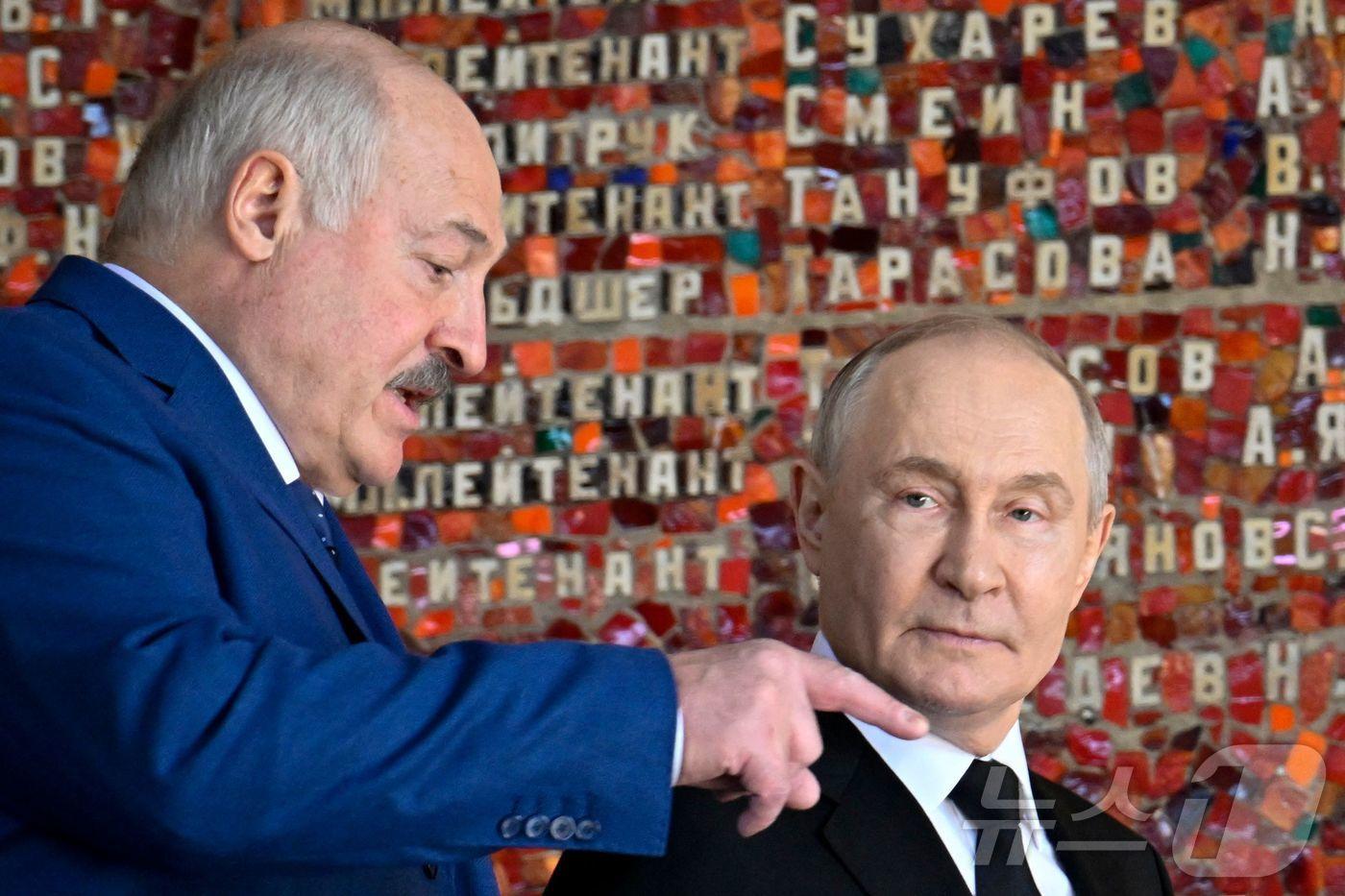 블라디미르 푸틴 러시아 대통령이 지난 달 29일(현지시간) 볼고그라드에 있는 마마예프 쿠르간 2차대전 기념관을 방문한 모습. ⓒ AFP=뉴스1 ⓒ News1 우동명 기자