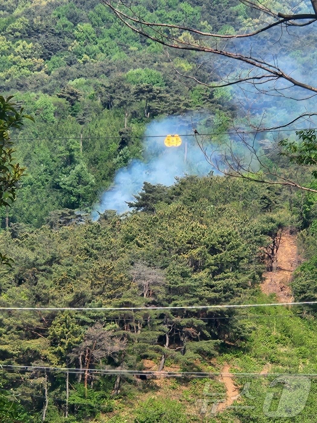 본문 이미지 - 30일 오전 9시 1분쯤 전남 순천시 서면 판교리 야산에서 불이 나 연기가 피어오르고 있다.(전남도 제공. 재판매 및 DB 금지)