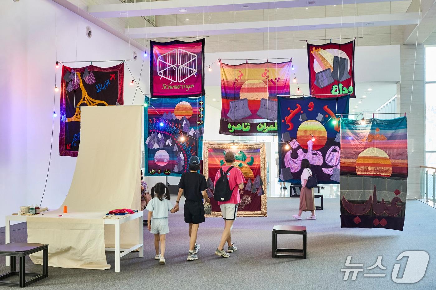 본문 이미지 - 지난해 열린 2024부산비엔날레 방문객들이 전시회를 관람하고 있다.(부산비엔날레조직위원회 제공. 재판매 및 DB 금지)