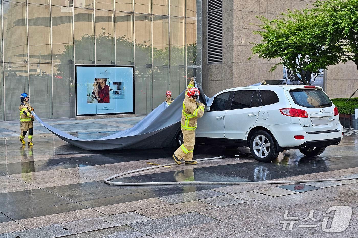 30일 신세계백화점 센텀시티에서 백화점과 해운대소방서 합동 소방훈련이 진행되고 있다.(신세계 센텀시티 제공. 재판매 및 DB 금지)