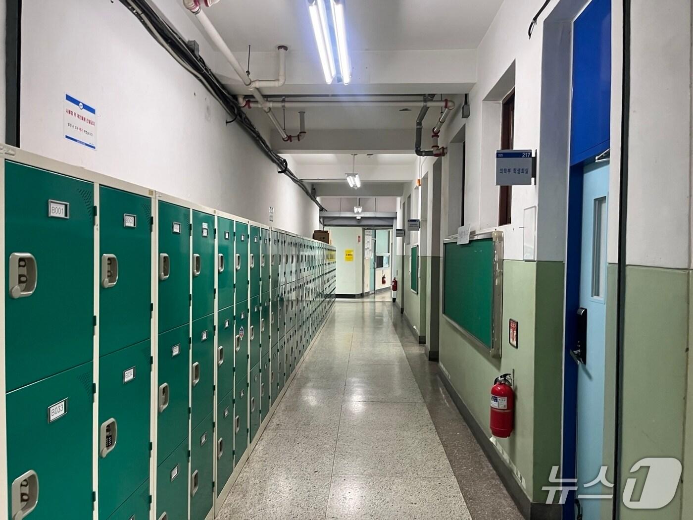 본문 이미지 - 30일 오전 서울 동작구 중앙대 의대 건물 복도엔 오가는 학생 없이 적막감이 맴돌고 있다. 2025.4.30/뉴스1 ⓒ News1 이유진 기자