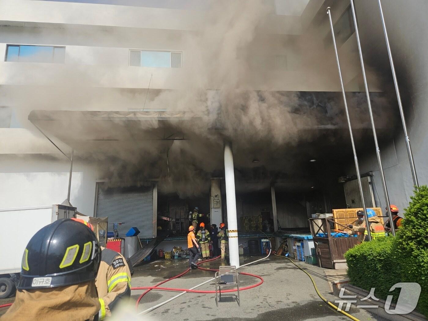 본문 이미지 - 창고 화재 현장(청주서부소방서 제공. 재판매 및 DB금지)/뉴스1