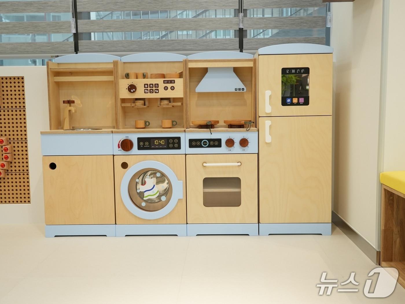 본문 이미지 - 대구 수성구 파동에 있는 장난감대여소인 &#39;장난감숲&#39;에 발달 단계별 장난감 376점이 비치돼 있다. &#40;재판매 및 DB 금지&#41;