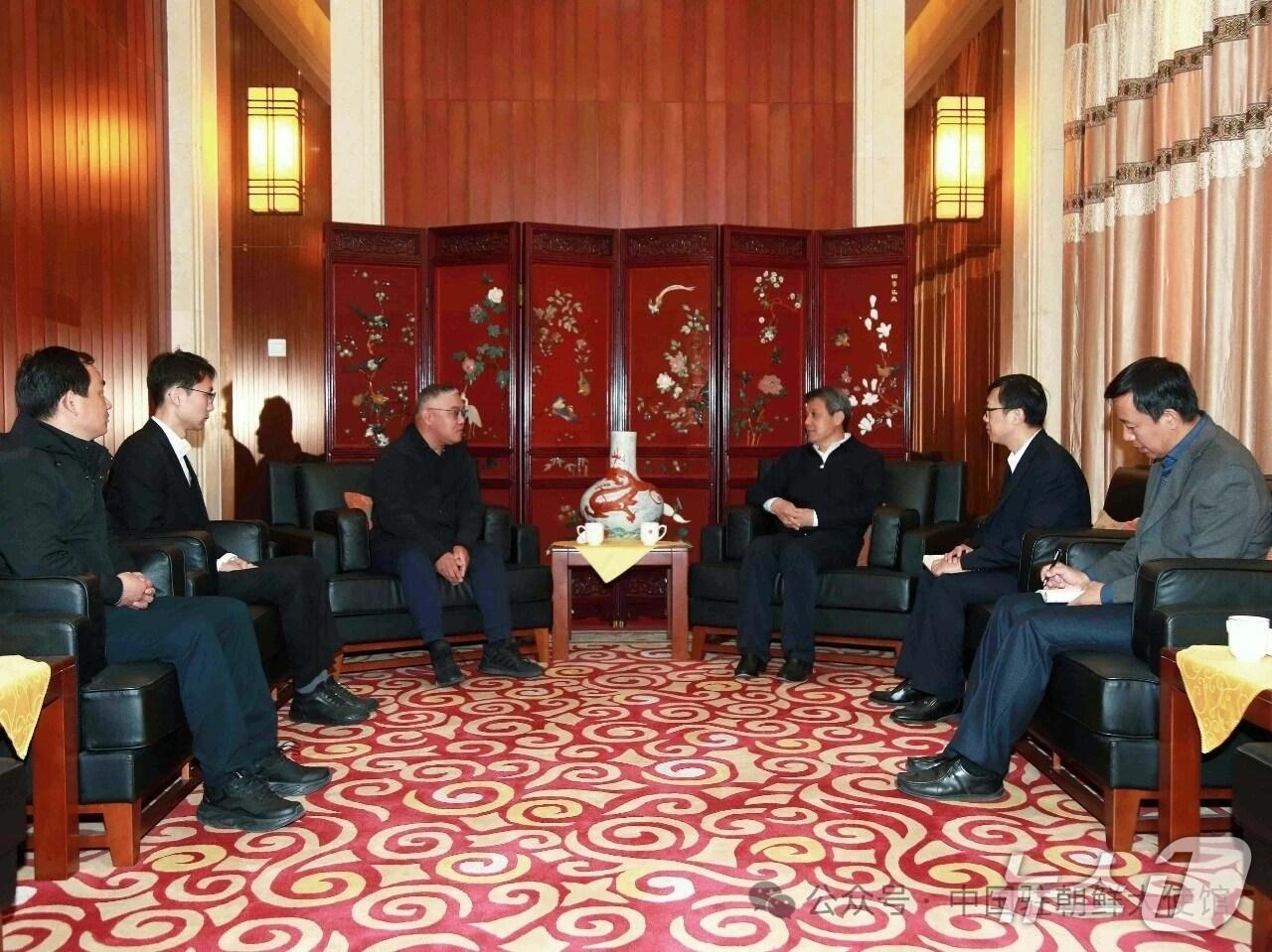 본문 이미지 - 왕야쥔 주북한 중국대사가 29일 평양에서 신화통신 평양지사 관계자 등과 만났다. (사진출처=주북 중국대사관 홈페이지)