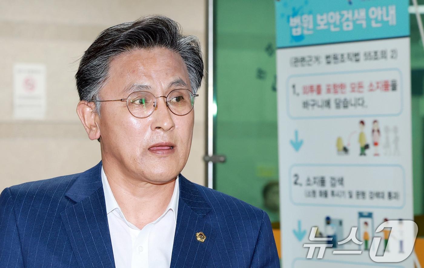 지역 개발 사업을 명목으로 건축업자로부터 뇌물을 받아챙긴 혐의를 받는 박성만 경북도의회 의장이 30일 오후 서울 서초구 서울중앙지방법원에서 열린 구속 전 피의자심문(영장실질심사)에 출석하고 있다. 2025.4.30/뉴스1 ⓒ News1 김진환 기자