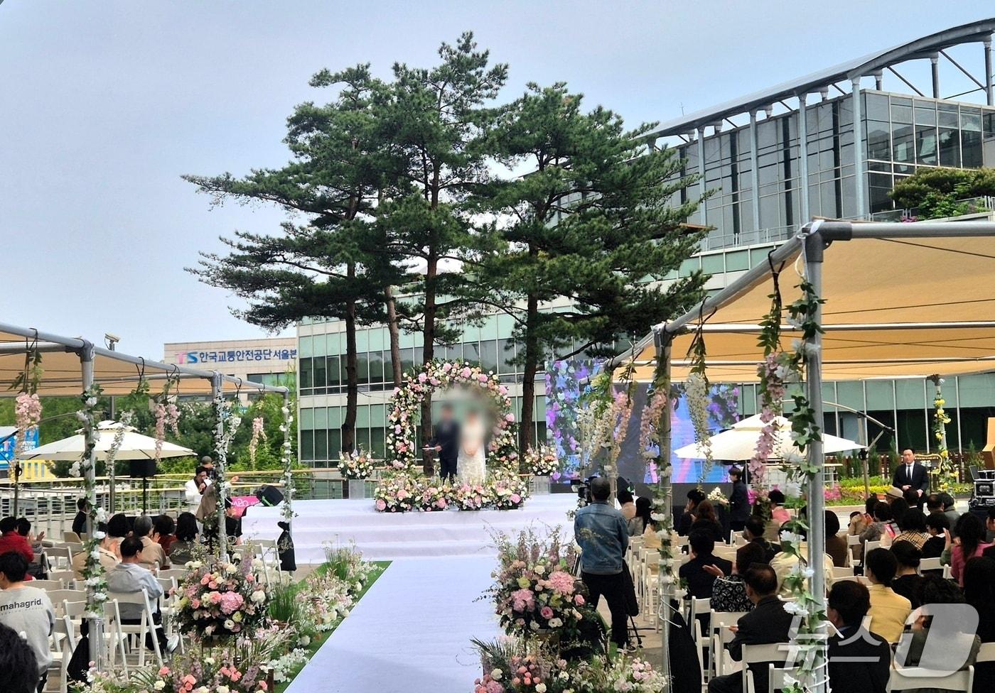  마포구청사 2층에서 열린 야외결혼식.(마포구청 제공)