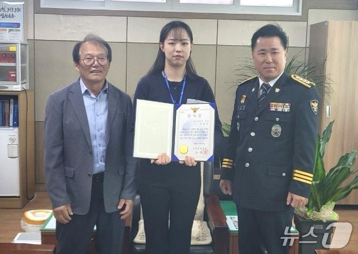 본문 이미지 - 노광식 보은경찰서장이 장한미 계장보&#40;가운데&#41;에게 감사장을 전하고 있다. &#40;보은경찰서 제공. 재판매 및 DB금지&#41; /뉴스1