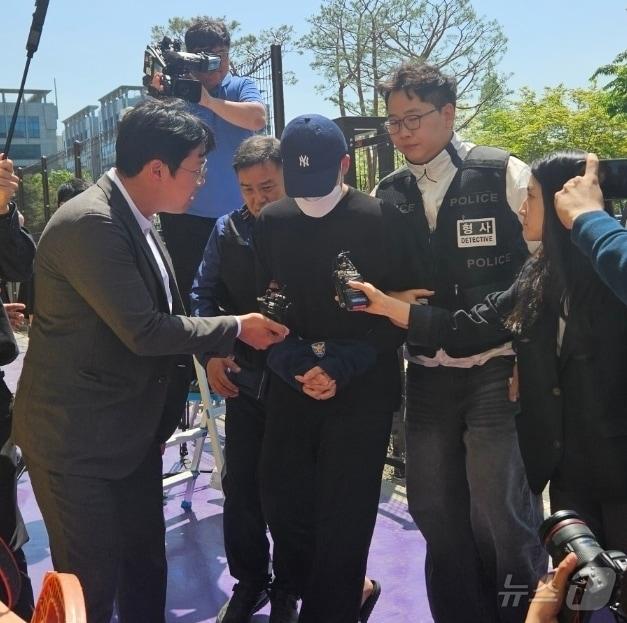 본문 이미지 - 충북 청주의 한 고등학교에서 흉기를 휘둘러 교직원과 주민 등 6명을 다치게 한 학생 A 군이 30일 오후 구속 전 피의자심문&#40;영장실질심사&#41;을 위해 청주지법에 출석하고 있다. 2025.4.30/뉴스1 ⓒ News1 이재규 기자