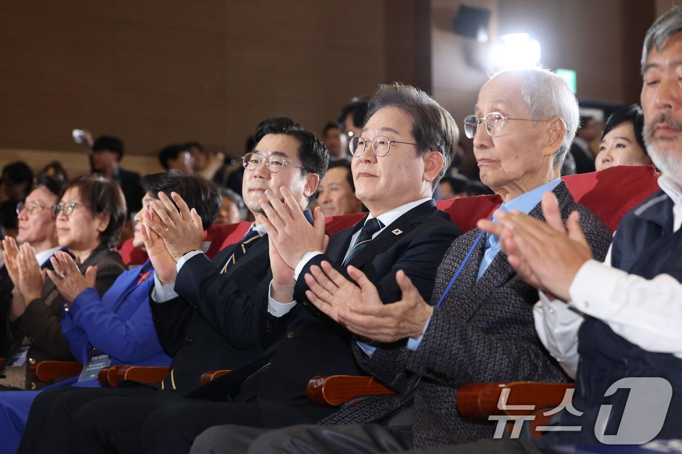 이재명 더불어민주당 대선 후보가 30일 오후 서울 여의도 국회의원회관에서 열린 제21대 대통령선거 중앙선거대책위원회 출범식에서 윤여준 상임 총괄선대위원장 등 참석자들과 박수치고 있다.2025.4.30/뉴스1 ⓒ News1 안은나 기자