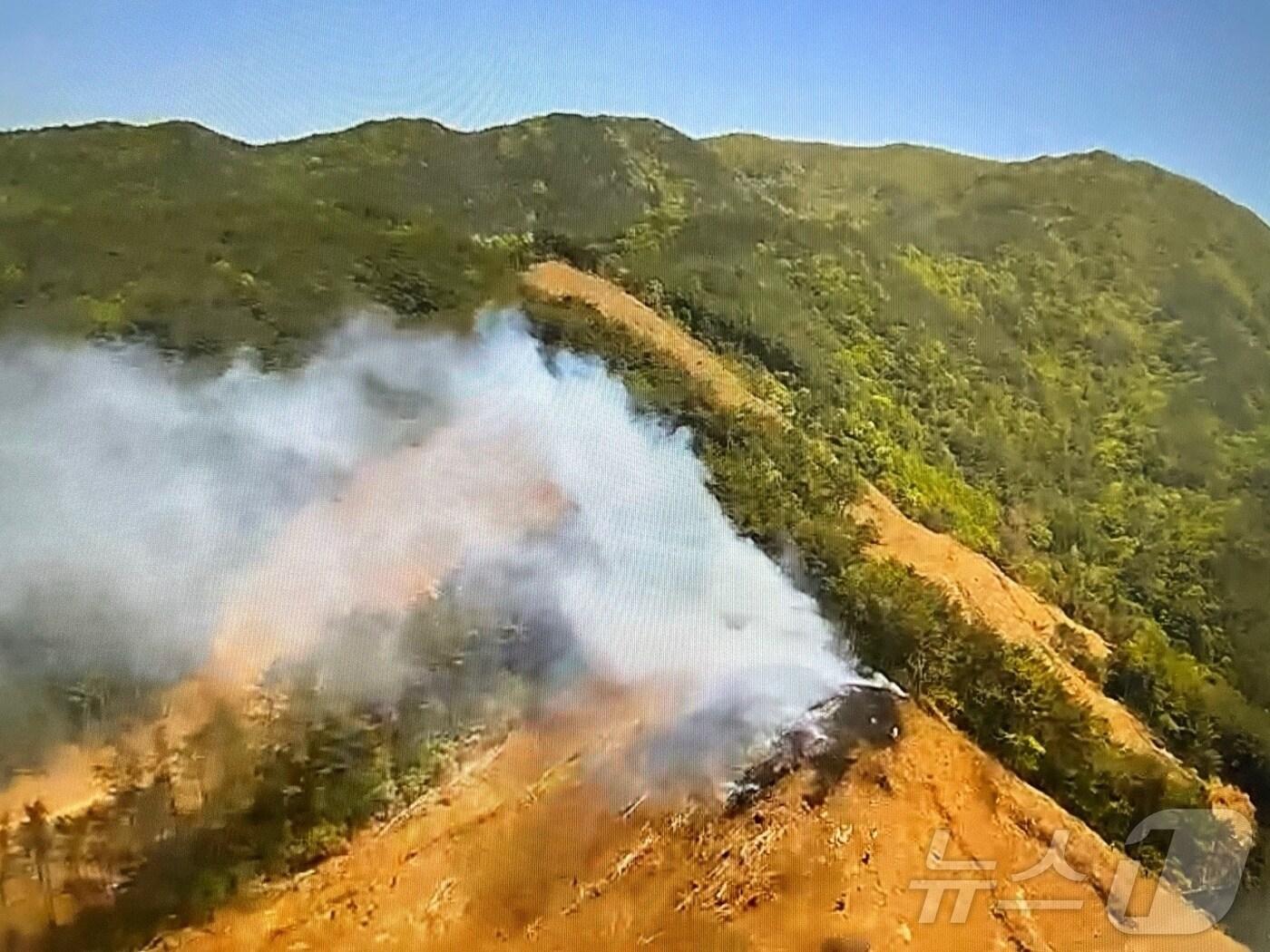 본문 이미지 - 30일 오후 1시 9분쯤 전남 곡성군 죽곡면 야산에서 불이 나 연기가 피어오르고 있다.(전남도 제공. 재판매 및 DB 금지)
