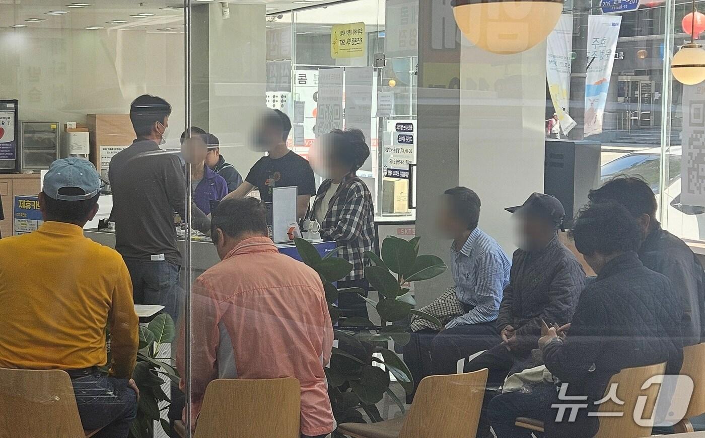 30일 오전 11시께 전북자치도 전주시 완산구 고사동의 한 SK텔레콤 대리점에서 노인들이 유심 무상 교체 안내를 듣고 있다. 뉴스1/ 신준수 기자