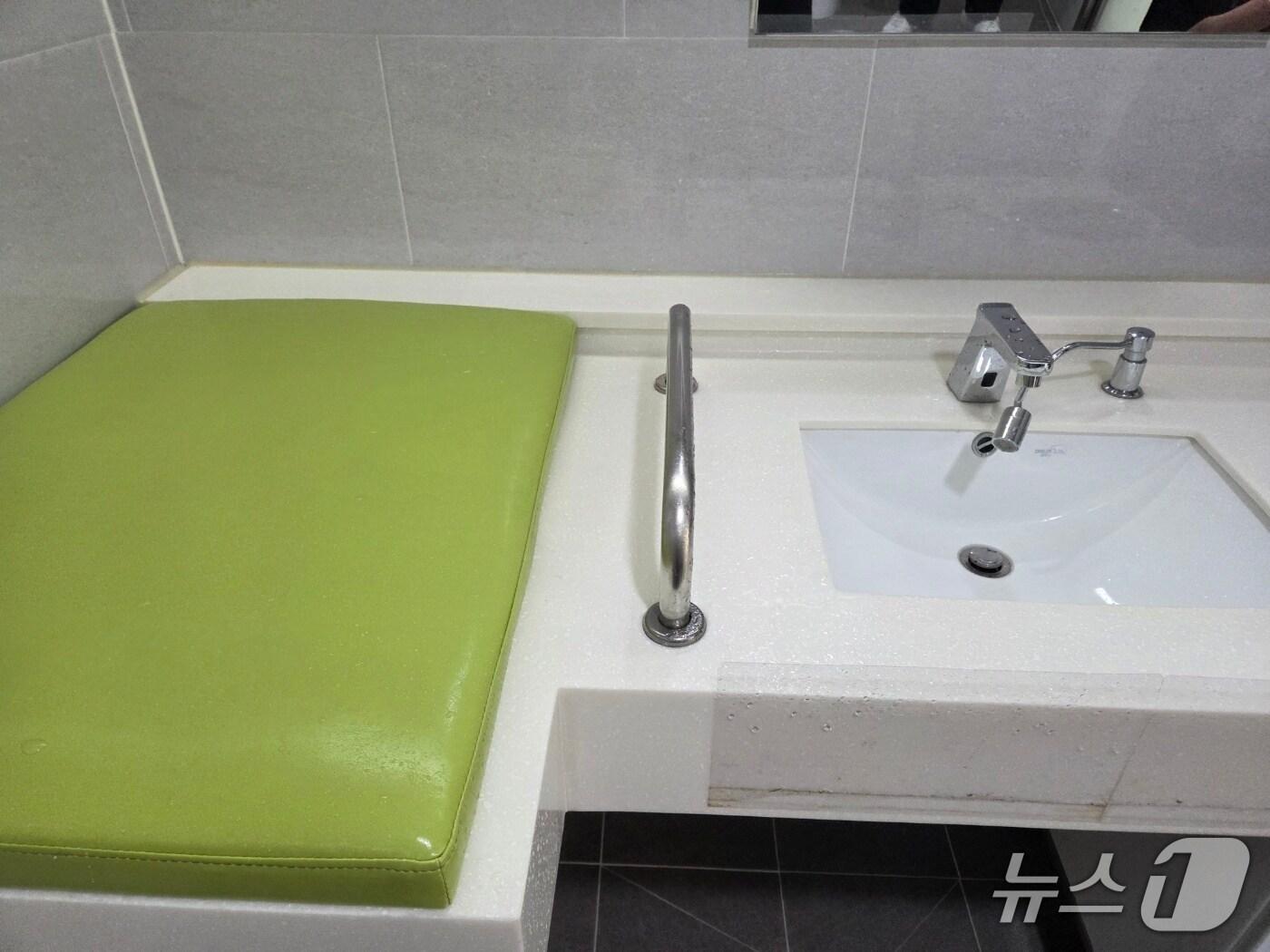 본문 이미지 - 경기 안양시가 전국 최초로 공공시설에 영유아와 보호자가 안전하고 편리하게 사용할 수 있는 '영유아 전용 수전 설치'를 추진 중이다.(안양시 제공. 재판매 및 DB금지)/뉴스1