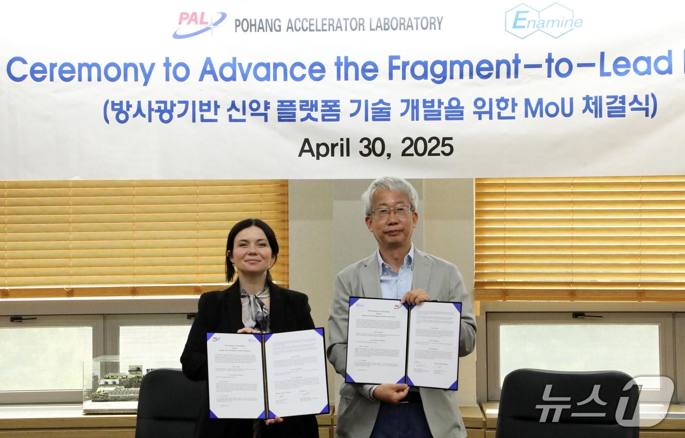 본문 이미지 - 포항가속기연구소가 30일 글로벌 화합물 기업인 에나민과 신약 개발 촉진을 위한 협약을 체결했다. (포항가속기연구소 제공, 재판매 및 DB 금지) 2025.4.30/뉴스1