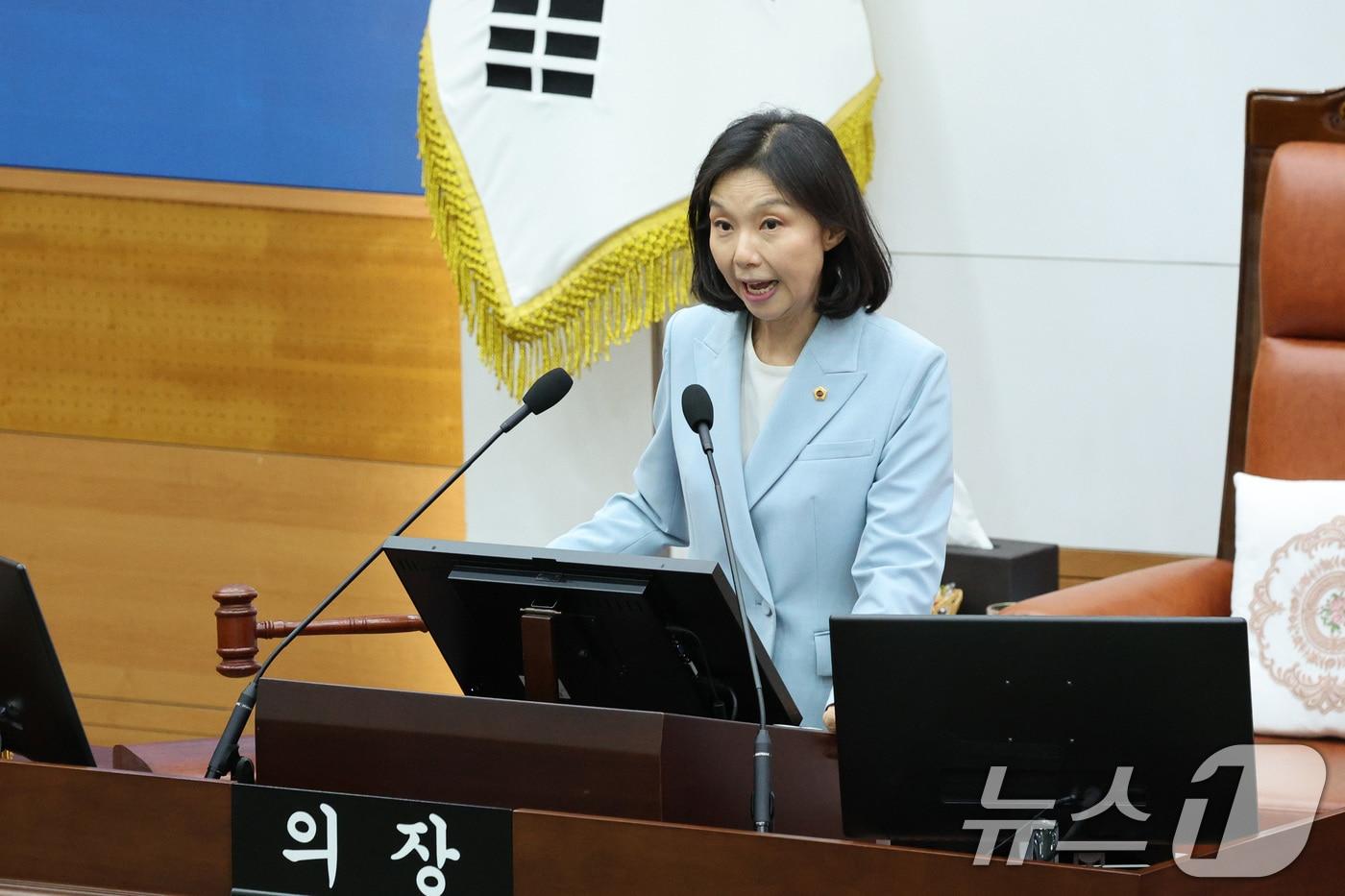 최호정 서울시의회 의장이 30일 오후 서울 중구 서울시의회에서 열린 제330회 임시회 본회의에서 의사봉을 두드리고 있다. 2025.4.30/뉴스1 ⓒ News1 신웅수 기자