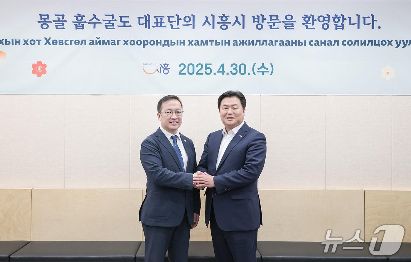 본문 이미지 - 임병택(오른쪽) 시흥시장이 몽골 훕수굴 아이막 대표단과 만남을 가지고 있다.(시흥시 제공)