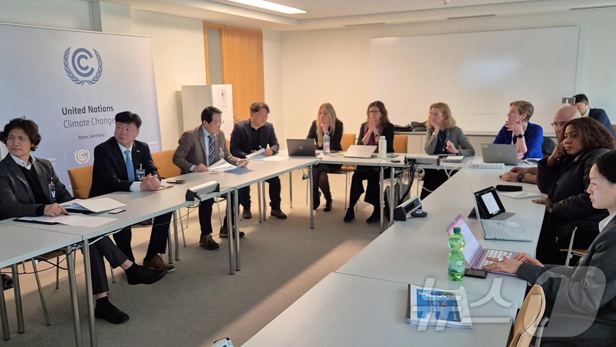 본문 이미지 - 전남 여수시가 28일 독일에 위치한 유엔기후변화협약 사무국을 방문해 당사국총회 유치에 나서고 있다.(여수시 제공. 재판매 및 DB 금지)